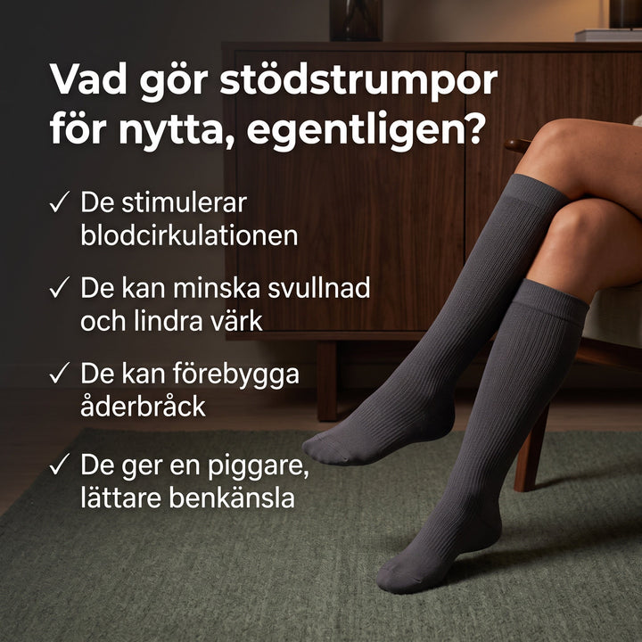 Grå stödstrumpor som sitter på benen i en avslappnad miljö