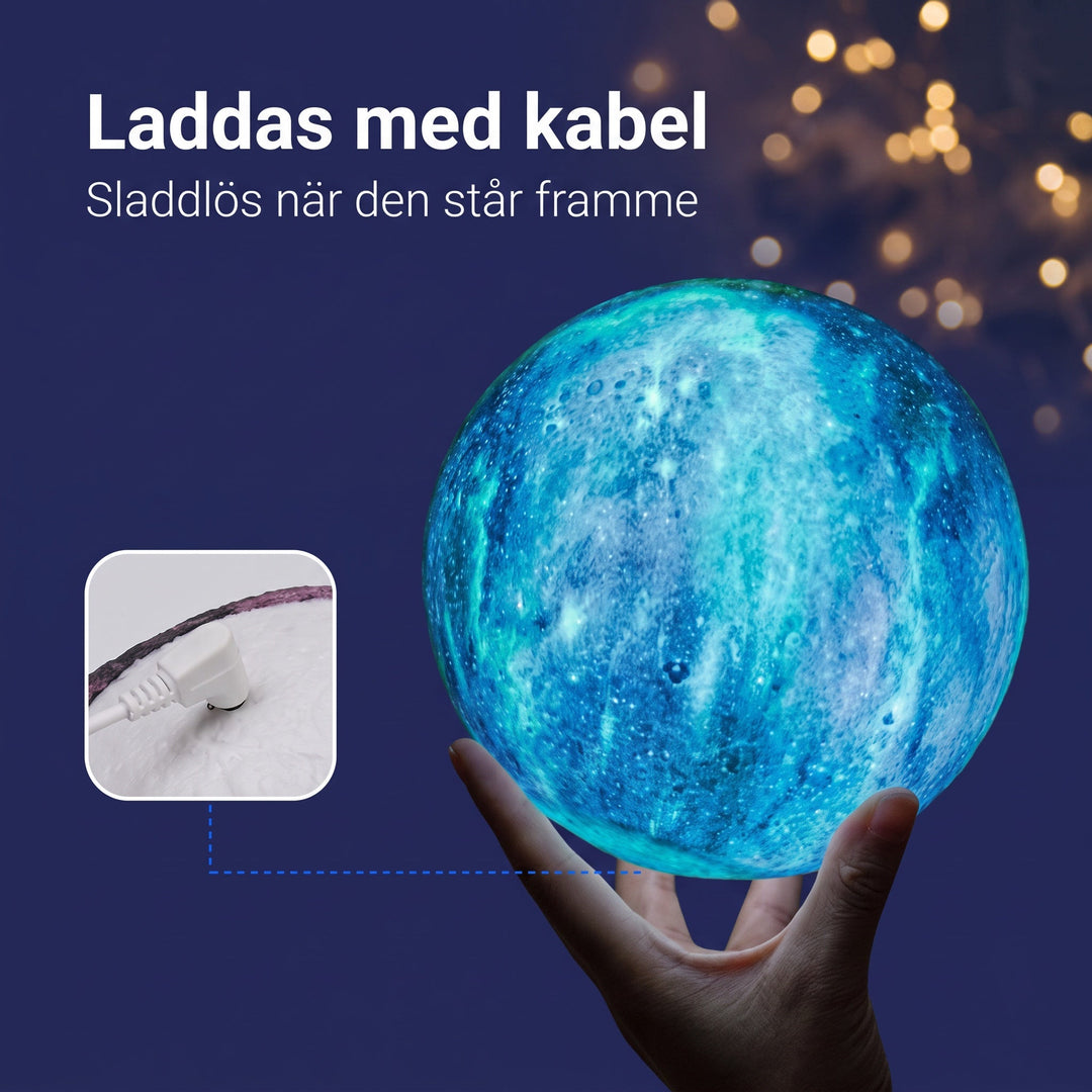 Närbild på stämningsfull LED-månlampa med färgstarkt galaxmönster för inredning