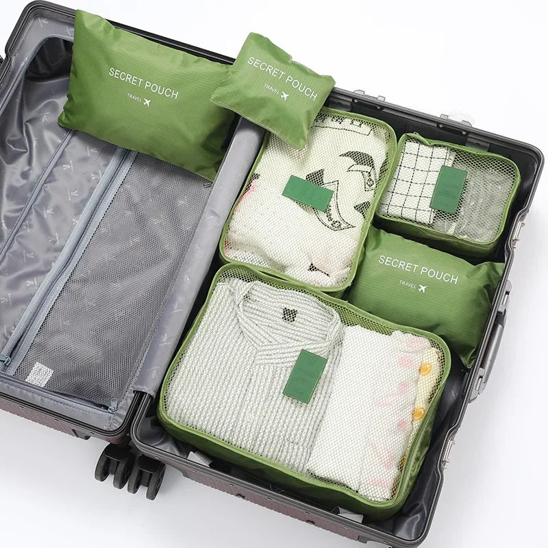 Reseutrustning bestående av gröna kubformade packväskor för kläder