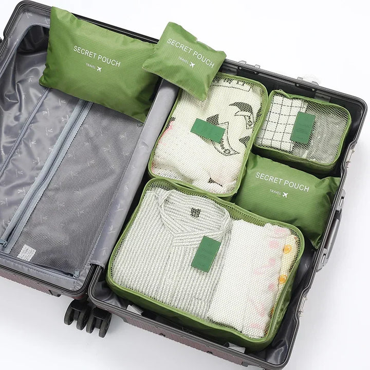 Reseutrustning bestående av gröna kubformade packväskor för kläder
