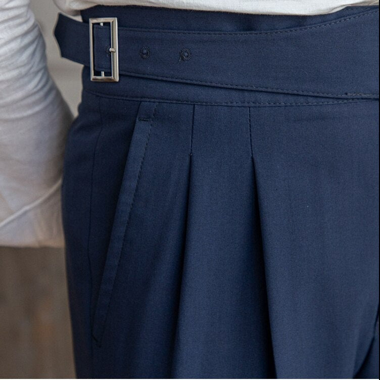 Elegant byxmodell med dubbla pleat-veck framtill för herrar