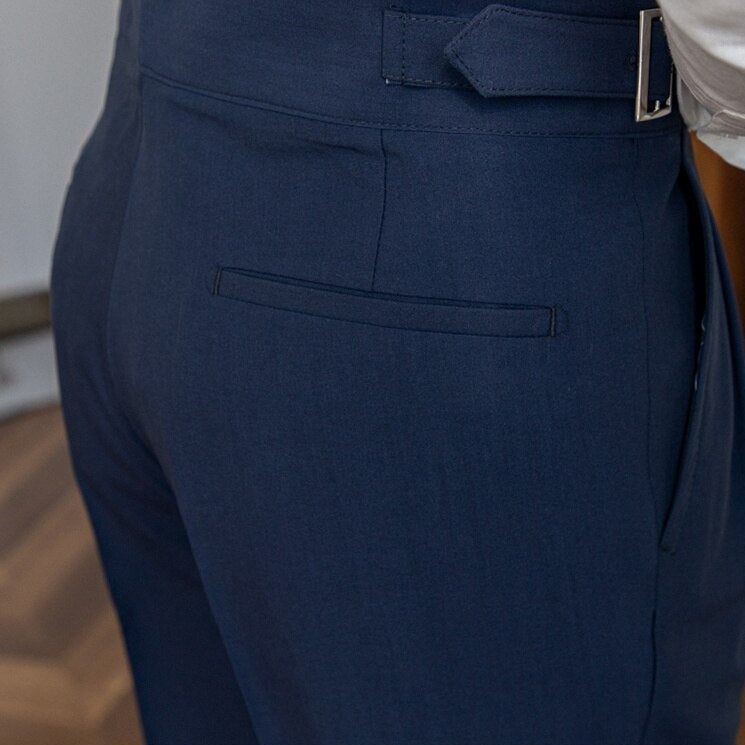 Detaljerad bild på byxornas benslut och pressveck i herrstil