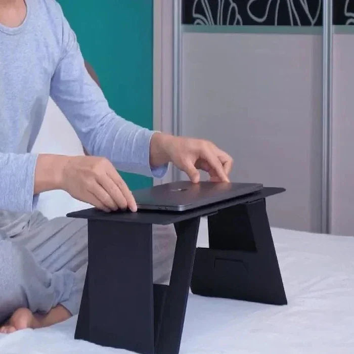 Ergonomiskt skrivbord för hemmaarbete visat framifrån med slät yta