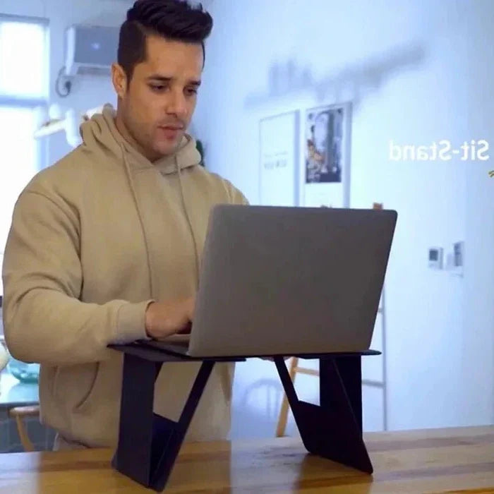 Närbild på laptopbordets tåliga skiva i träimitation med rundade hörn