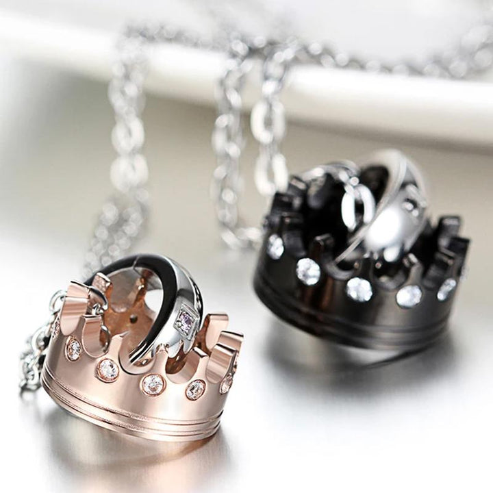 "Par halsband i svart och rosa guld med krona- och diamantdetaljer, titanmaterial, romantisk och elegant design."