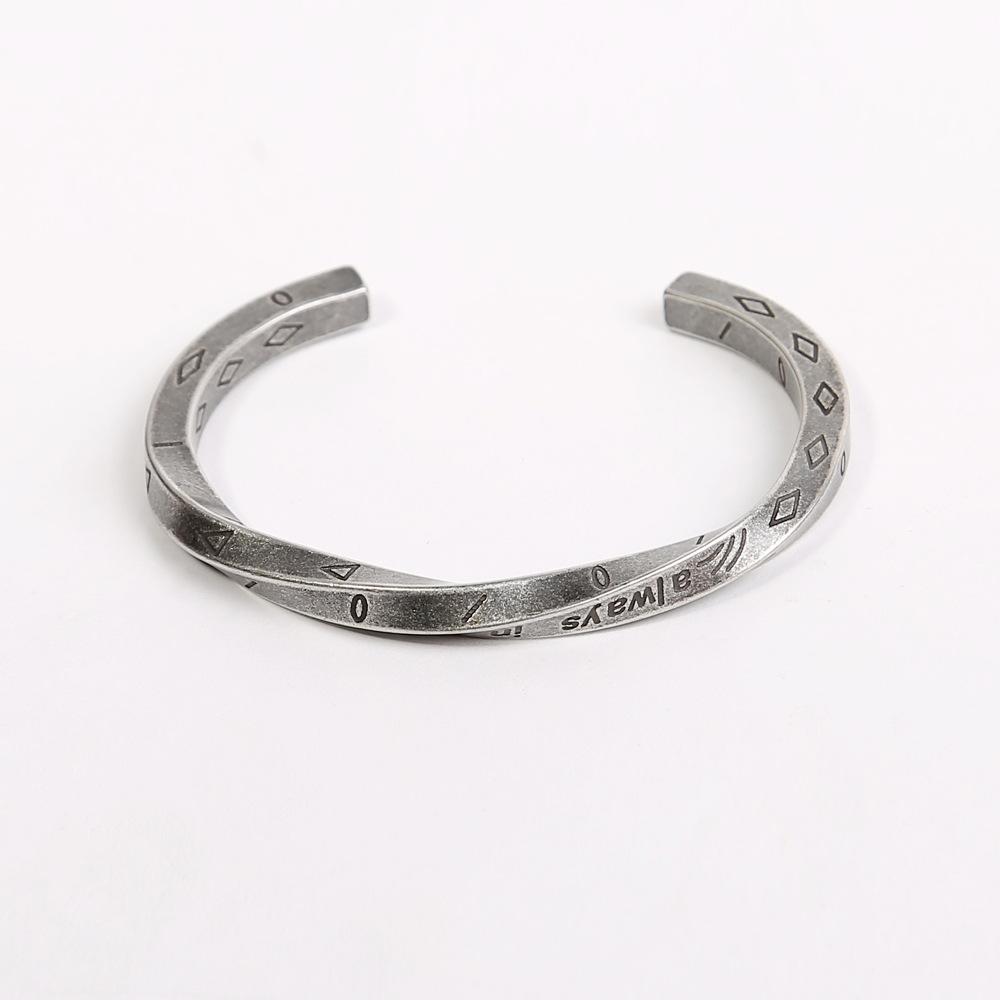 Par titan stål armband i guld och silver för män och kvinnor, modern och stilren design som symboliserar evig kärlek.