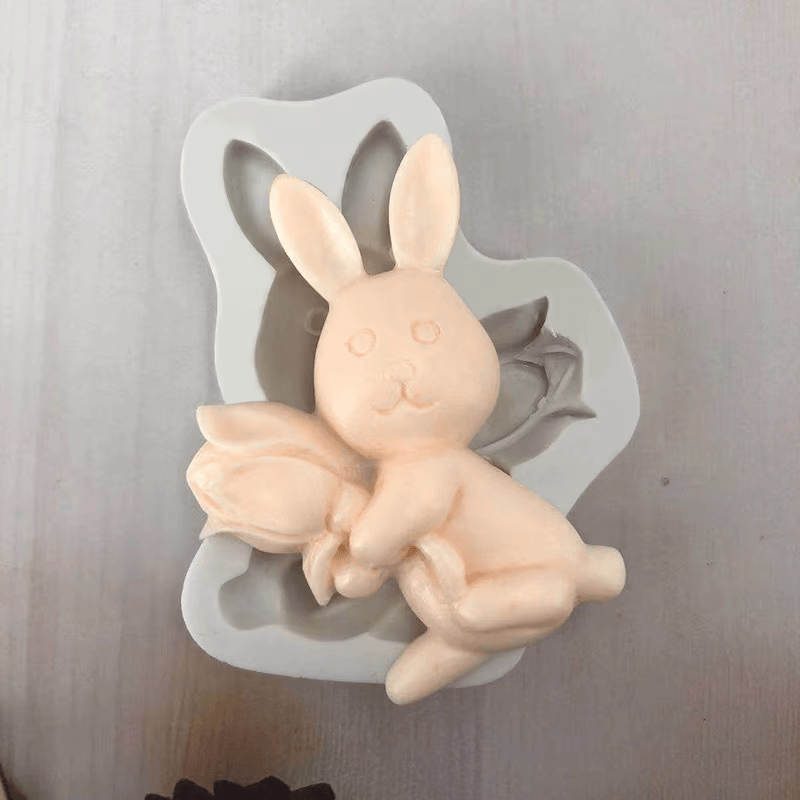 "Påsk 3D bakform i silikon med påsktema: kaniner & ägg i olika former. Perfekt för påskkakor och köksäventyr."