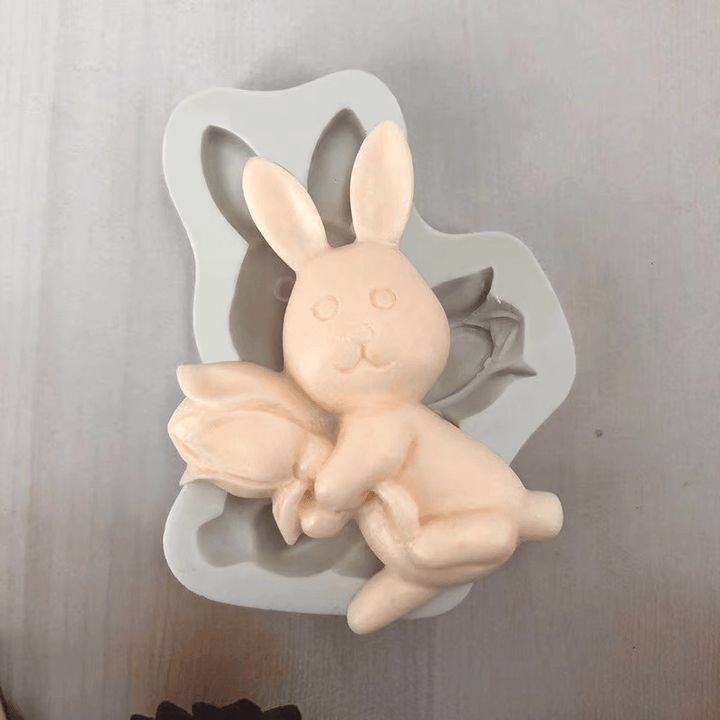 "Påsk 3D bakform i silikon med påsktema: kaniner & ägg i olika former. Perfekt för påskkakor och köksäventyr."