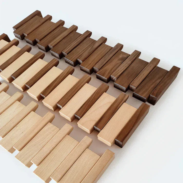 Unik väggkrok i pianodesign, perfekt för jackor och väskor. Förvaring som lyfter din inredning.