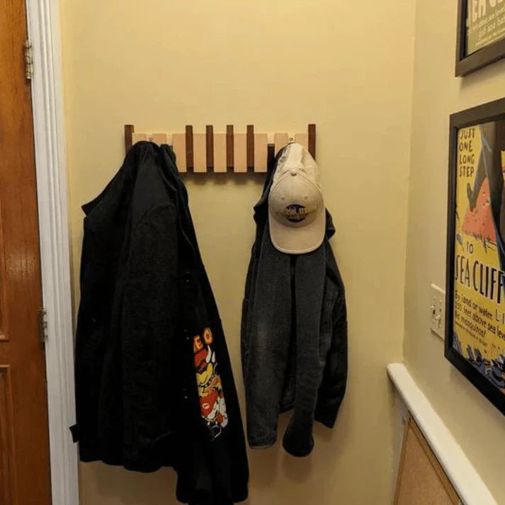 Snygg väggkrok med pianotema. Idealisk förvaringslösning för smycken och sjalar i hemmet.
