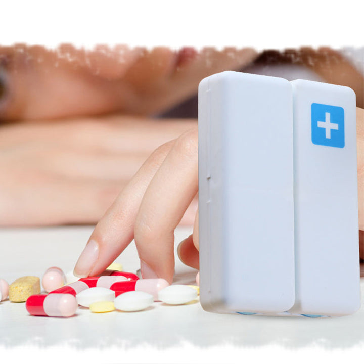 "Pillerfodral med 7 fack i olika färger, magnetisk stängning, kompakt för resor."