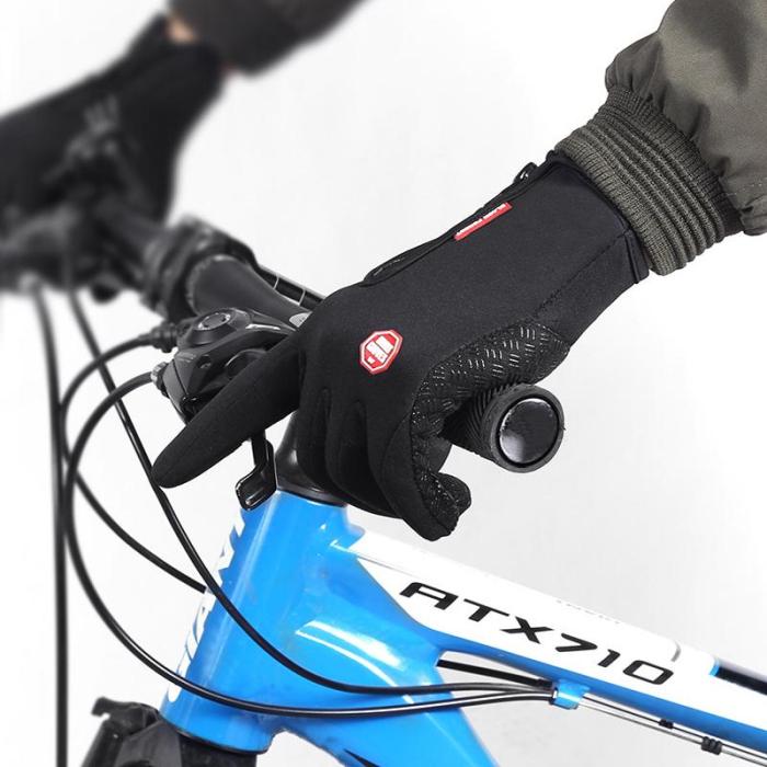Person som cyklar med svarta termohandskar på styret