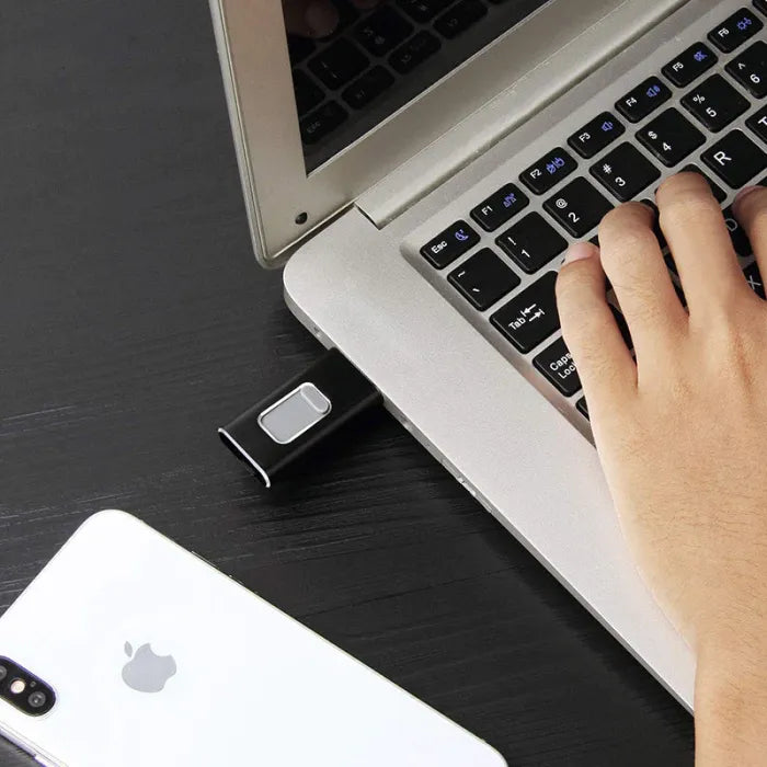 Praktiskt 4-i-1 USB-minne som visar dess flera anslutningar för enkel fildelning.