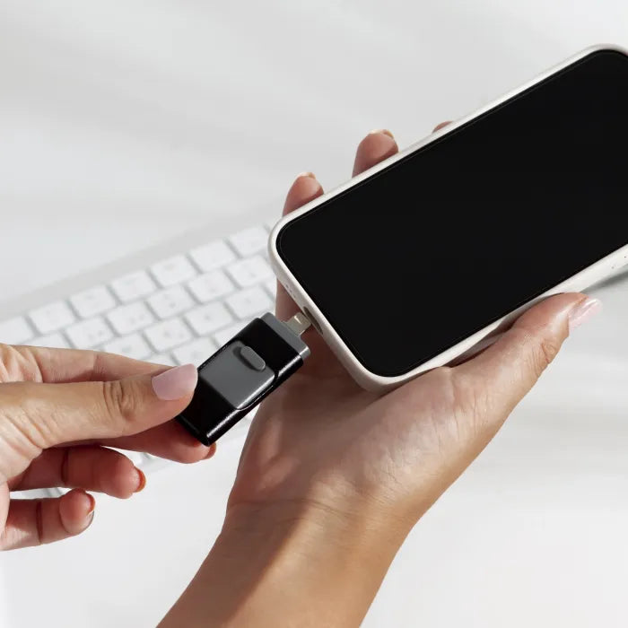 Universellt 4-i-1 USB-minne med kontakter för säkerhetskopiering och smidig fildelning.