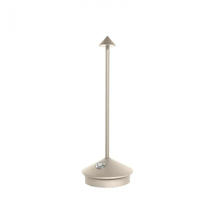 Portabel bordslampa med varmt LED-ljus placerad på ett soffbord i vardagsrummet.