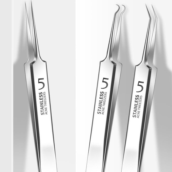 Precisionspincetter i rostfritt stål för borttagning av pormaskar, silverfärgade, närbild, hudvårdsverktyg för skönhet och välbefinnande.