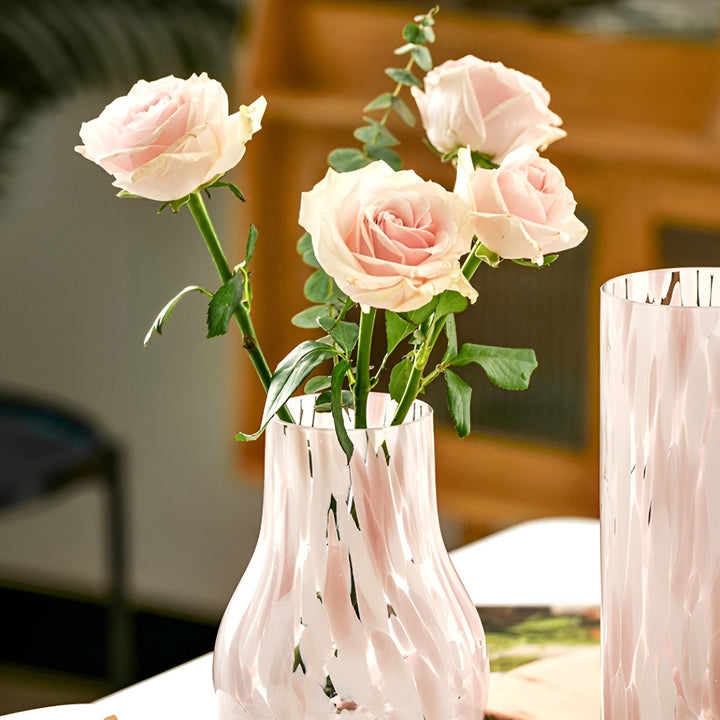 Närbild på rosa marmorerad glasvas med vackra rosa rosor