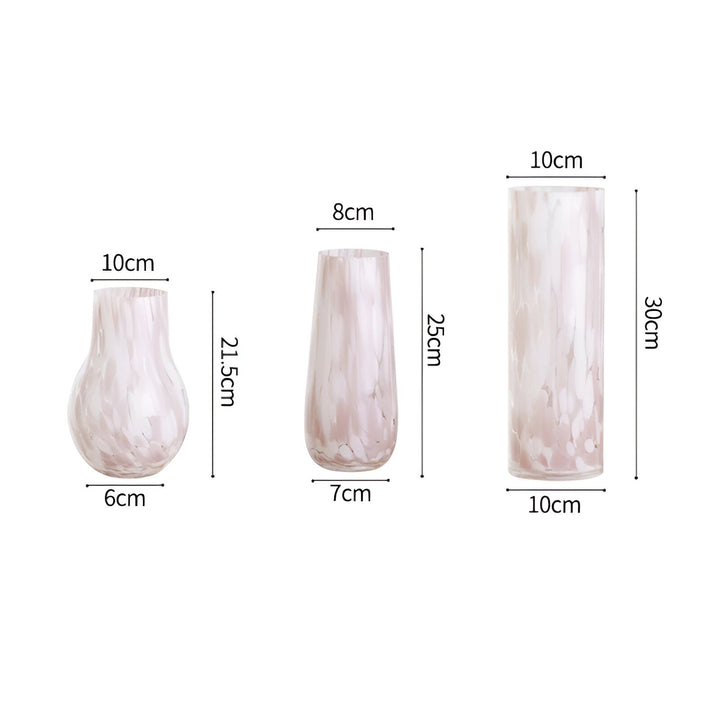 Närbild på rosa marmorvas i glas som visar den unika designen för heminredning