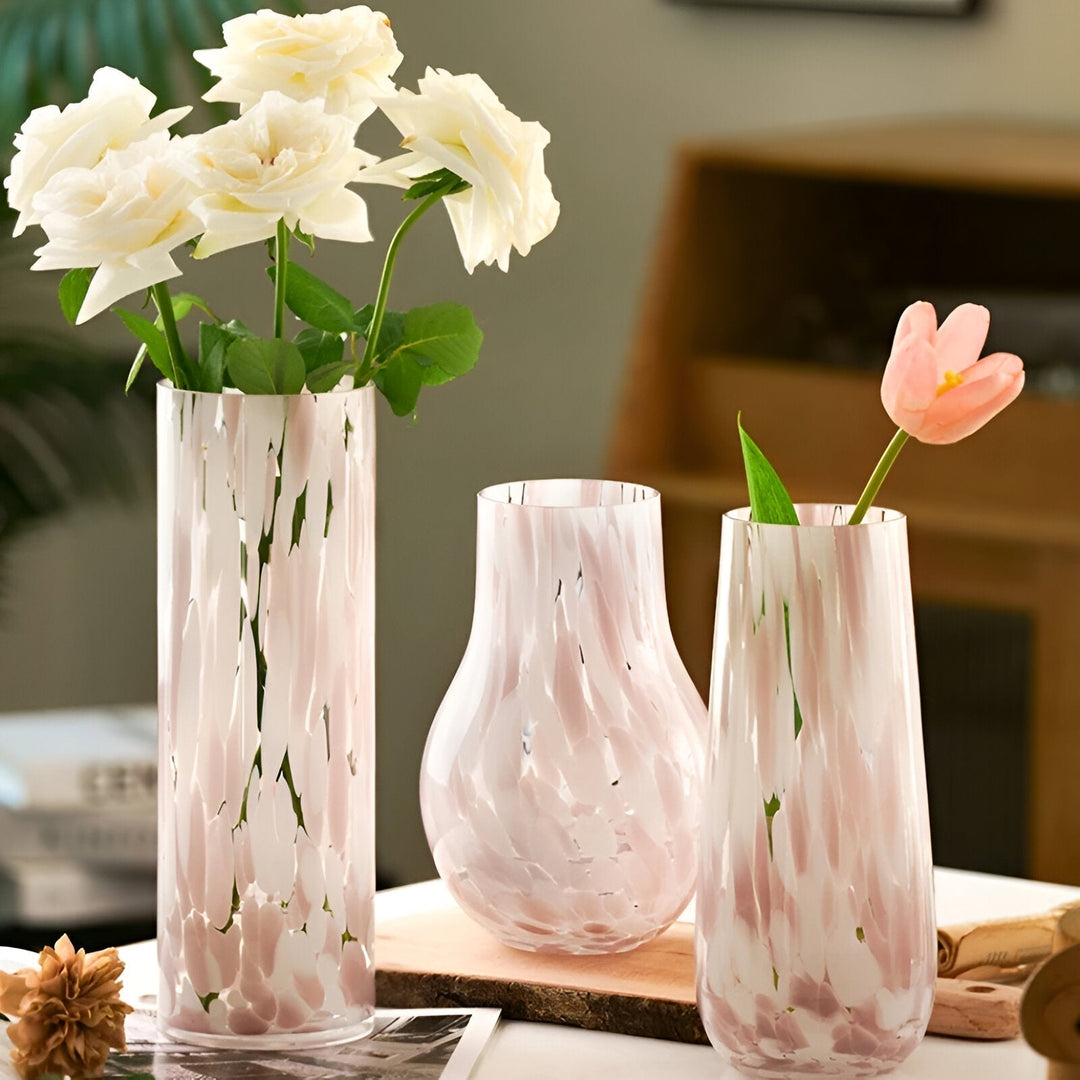 Rosa marmorerad glasvas för eleganta blomsterarrangemang och modern inredning