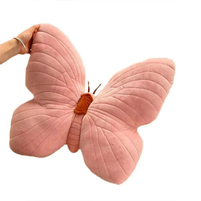 Stilren soffkudde som rosa fjäril i ett ljust och modernt rum
