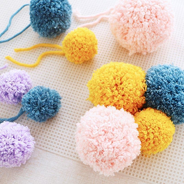 "Pom-Pom pyssel verktyg i grön, rosa, blå och gul ABS med fyra storlekar för kreativt hantverk och DIY-projekt."