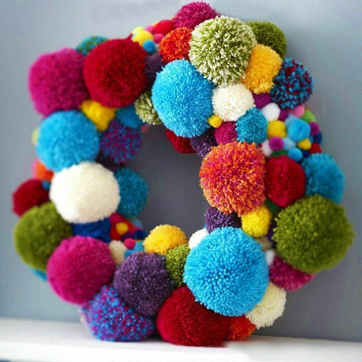 "Pom-Pom pyssel verktyg i grön, rosa, blå och gul ABS med fyra storlekar för kreativt hantverk och DIY-projekt."