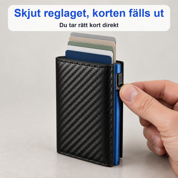 Kort som matas ut ur aluminiumfacket på Zvarelo pop-up-plånbok