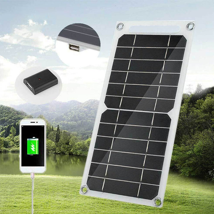 "Portabel 30W solpanel med USB, tunn design, svart yta, sugkoppar för montering, perfekt för utomhusäventyr."