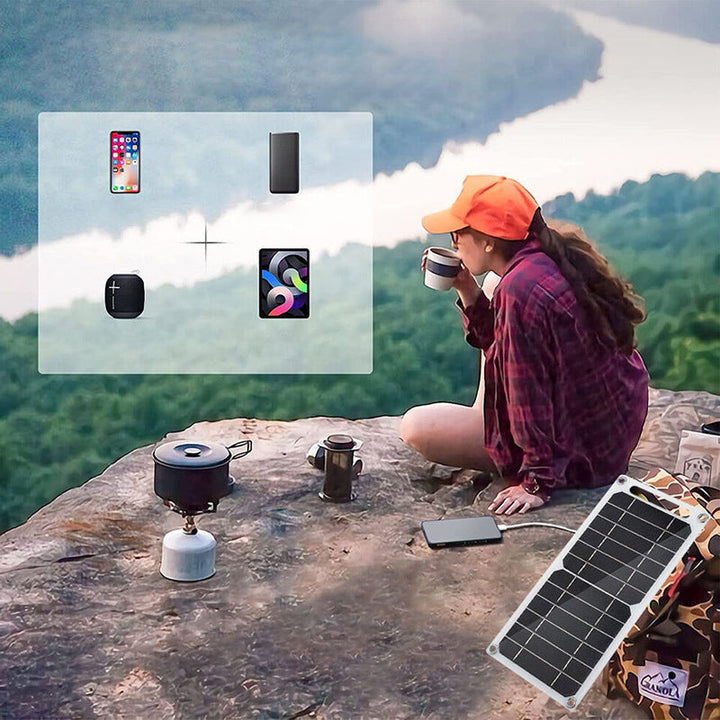 "Portabel 30W solpanel med USB, tunn design, svart yta, sugkoppar för montering, perfekt för utomhusäventyr."