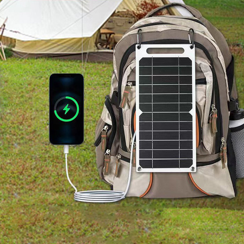 "Portabel 30W solpanel med USB, tunn design, svart yta, sugkoppar för montering, perfekt för utomhusäventyr."