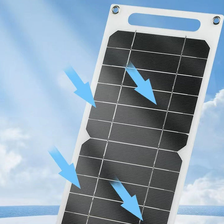 "Portabel 30W solpanel med USB, tunn design, svart yta, sugkoppar för montering, perfekt för utomhusäventyr."