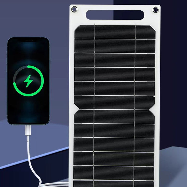 "Portabel 30W solpanel med USB, tunn design, svart yta, sugkoppar för montering, perfekt för utomhusäventyr."