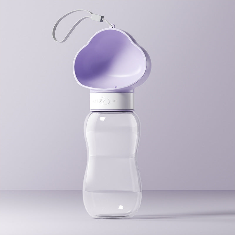 Ergonomisk hundvattenflaska med spillsäker design och inbyggd matbehållare för utomhusbruk.