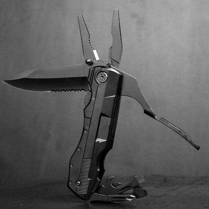 Portabel multifunktionell fällkniv av hållbart stål, kompakt design, ergonomiskt grepp, verktyg för utomhusäventyr.