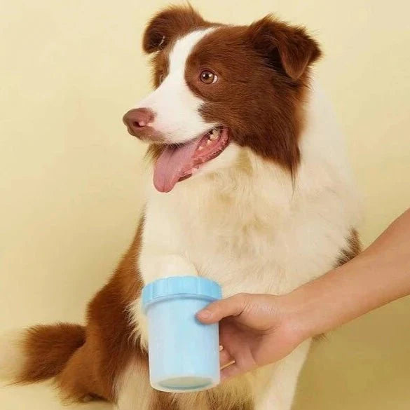 Tassrengörare med mjuk silikonborste. Skonsam & effektiv rengöring av hund- & katttassar, för leriga tassar.