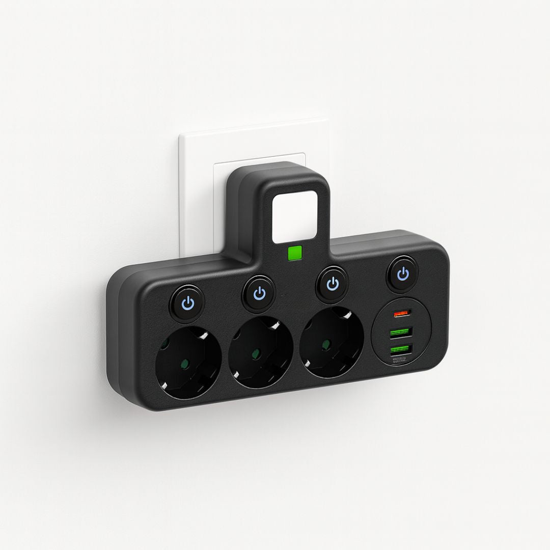 Svart grenuttag med tre uttag och USB-portar monterat på vägg
