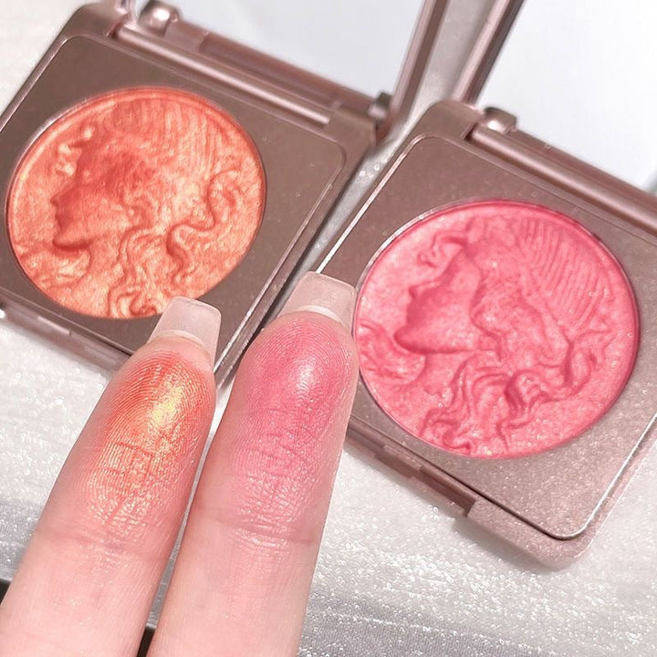 Präglad puderrougepalett med naturlig glöd, elegant design, subtil skimmer och nyanser rosa till apelsin för alla hudtoner.