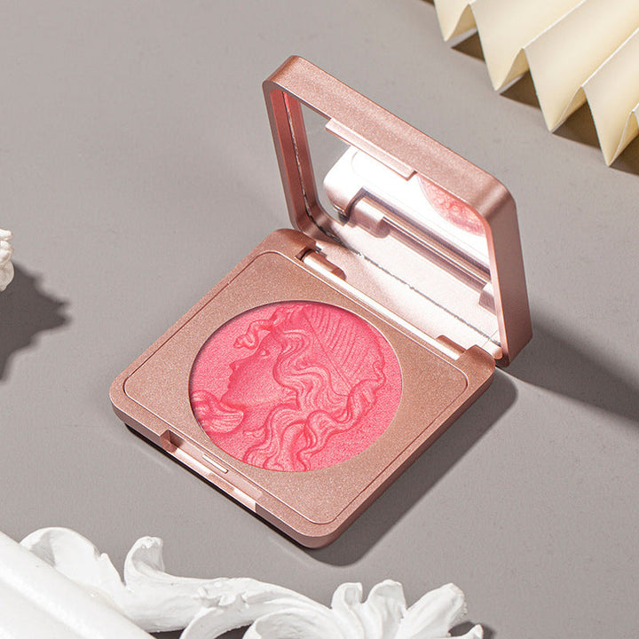 Präglad puderrougepalett med naturlig glöd, elegant design, subtil skimmer och nyanser rosa till apelsin för alla hudtoner.
