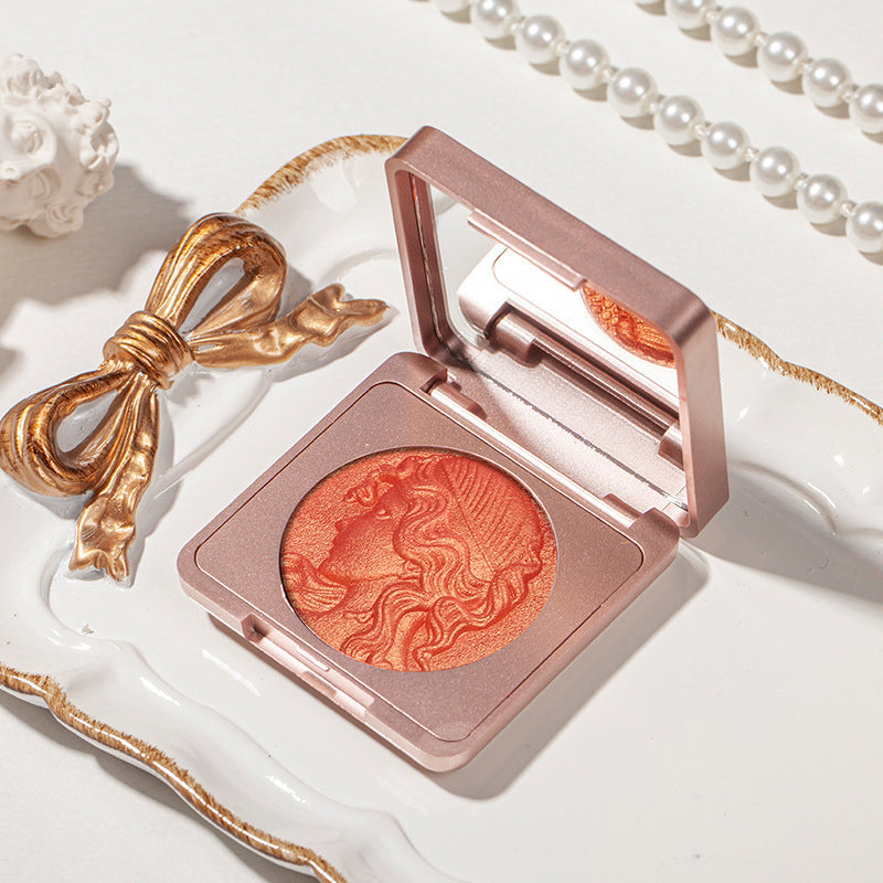 Präglad puderrougepalett med naturlig glöd, elegant design, subtil skimmer och nyanser rosa till apelsin för alla hudtoner.