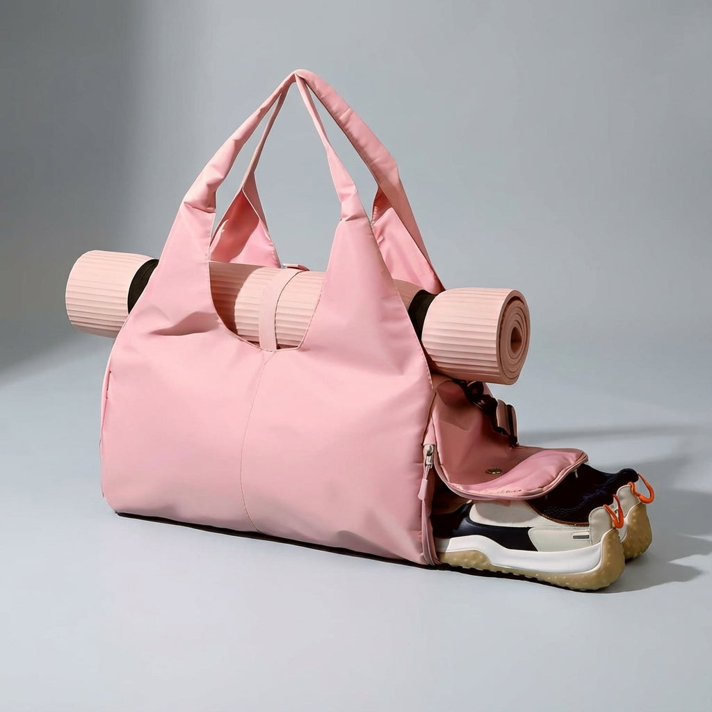 Elegant svart yogaväska med axelrem, designad för att bära yogamatta och tillbehör till yogastudion.
