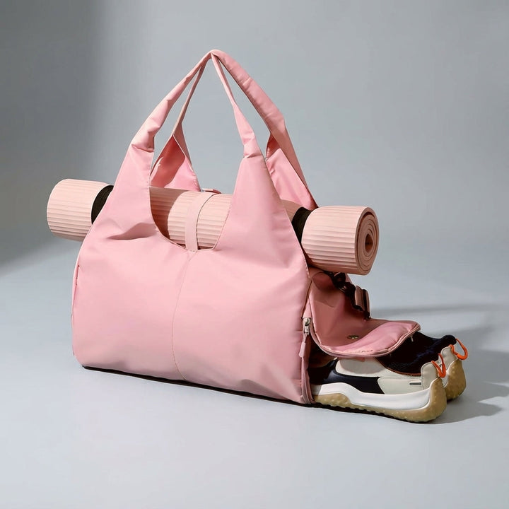 Elegant svart yogaväska med axelrem, designad för att bära yogamatta och tillbehör till yogastudion.