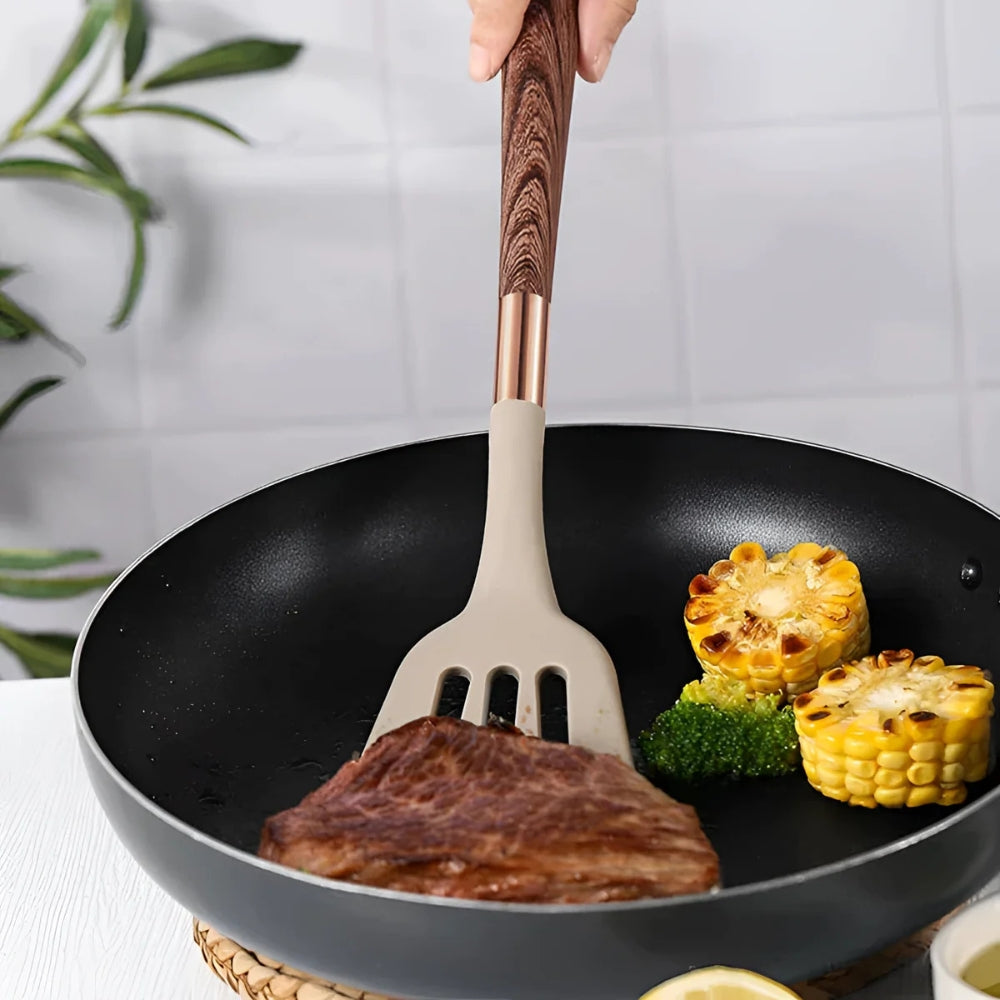 Användning av stekspade i silikon i en stekpanna