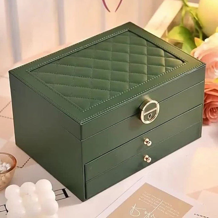 Stängd elegant smyckesorganisatör i läder med guldfärgat lås