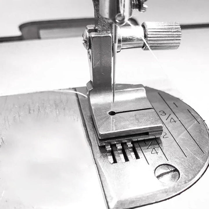 "Pressarfot för rörsymaskin, metallic finish, passar industrisymaskiner. Skapar professionella volanger enkelt och vackert."