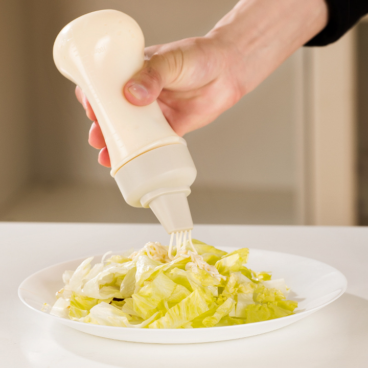 "Pressflaska för såser i köket, 350 ml, femhålsdesign, svart, vit och röd, jämn dosering, BPA-fri, matlagning."
