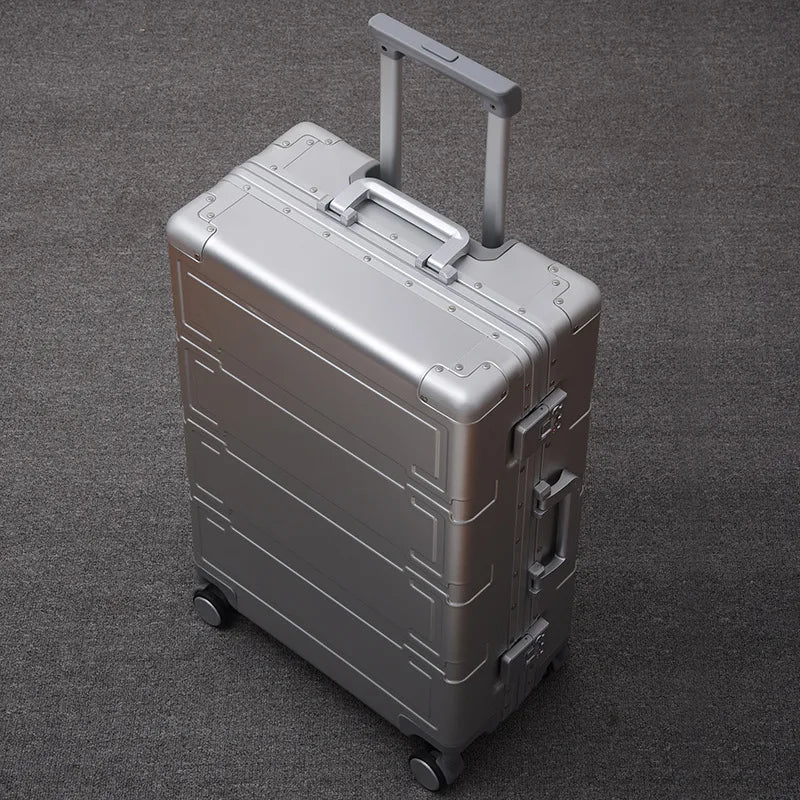 Pristina hårdskalsväska med TSA-lås & 360-hjul. Elegant och robust resbagage för bekväma resor.