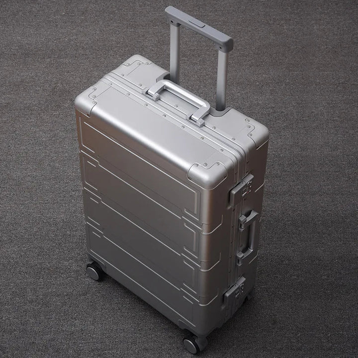 Pristina hårdskalsväska med TSA-lås & 360-hjul. Elegant och robust resbagage för bekväma resor.