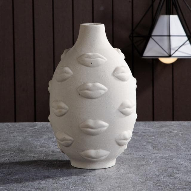 Designad vas i keramik för minimalistisk inredning