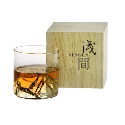Japanskt whiskeyglas Nuchi stående bredvid sin matchande trälåda