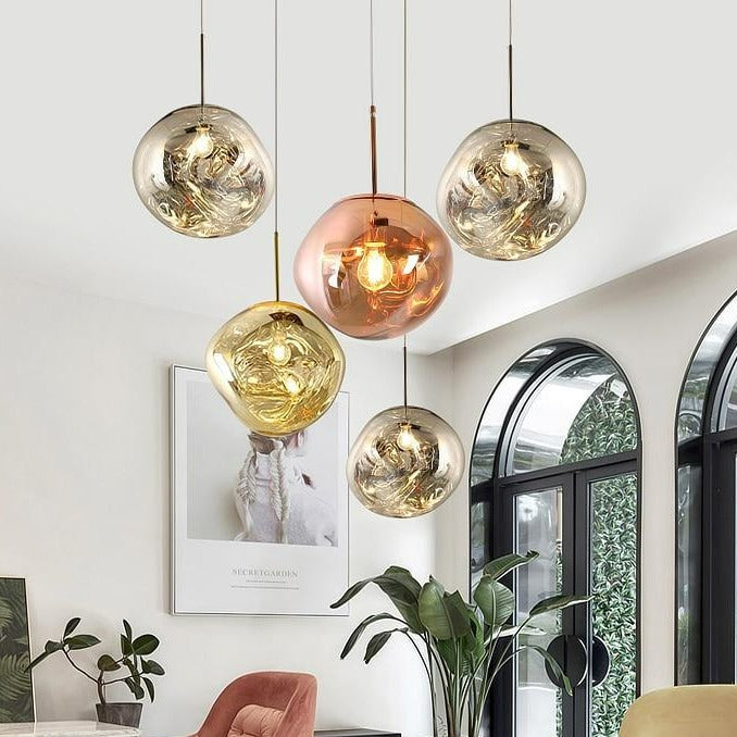 Närbild på den unika designen hos den färgstarka hänglampan
